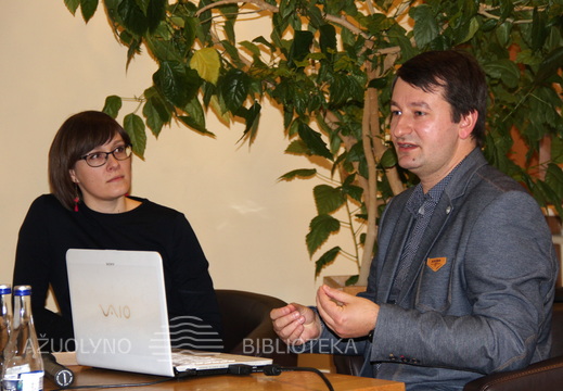 Renginio moderatorė Julija Genienė ir keliautojas, autostopininkas Robertas Pogorelis