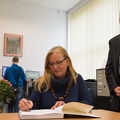 Simbolinis KAVB ir KTU bendradarbiavimo įamžinimas. KAVB KRLG vadovė R. Tamoliūnienė dedikuoja bibliotekos parengtą leidinį faku