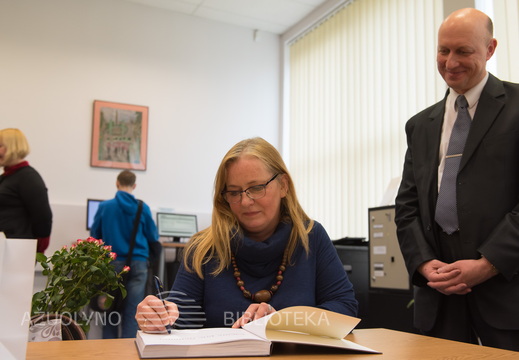Simbolinis KAVB ir KTU bendradarbiavimo įamžinimas. KAVB KRLG vadovė R. Tamoliūnienė dedikuoja bibliotekos parengtą leidinį faku