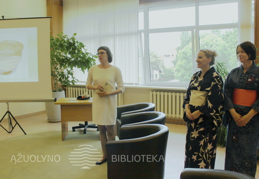 Vakaro vedėja Julija Genienė ir viešnios – vertėja Kristina Barancovaitė-Skindaravičienė bei kendo trenerė Raimonda Strazdienė