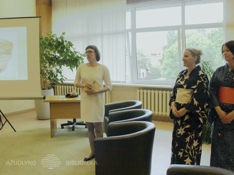 Vakaro vedėja Julija Genienė ir viešnios – vertėja Kristina Barancovaitė-Skindaravičienė bei kendo trenerė Raimonda Strazdienė
