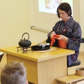 Arbatos gėrimo ceremoniją demonstruoja Kyumeikan Kendo mokyklos vadovė Raimonda Strazdienė