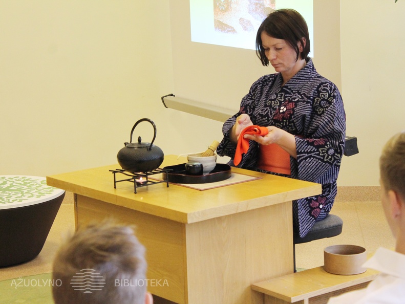 Arbatos gėrimo ceremoniją demonstruoja Kyumeikan Kendo mokyklos vadovė Raimonda Strazdienė
