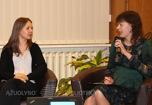 Knygos autorė Dalia Smagurauskaitė ir Leonardo da Vinci italų kalbos ir kultūros klubo narė Monika Vapšytė