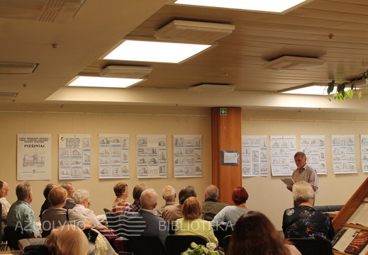 Jonas Lukšė pristato parodos eksponatus