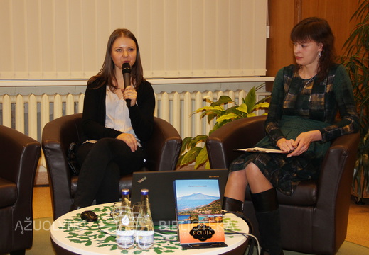 Knygos autorė Dalia Smagurauskaitė ir Leonardo da Vinci italų kalbos ir kultūros klubo narė Monika Vapšytė