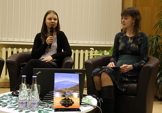 Knygos autorė Dalia Smagurauskaitė ir Leonardo da Vinci italų kalbos ir kultūros klubo narė Monika Vapšytė