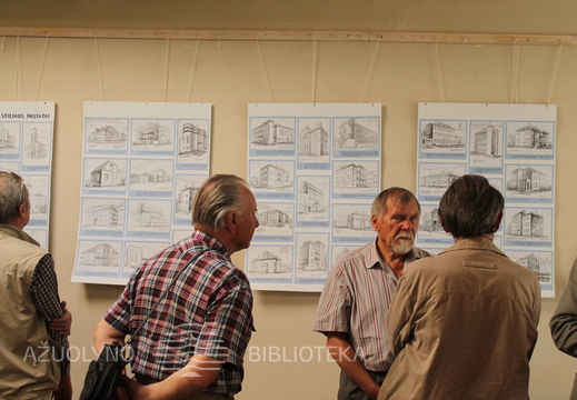 Parodos autorius Jonas Lukšė bendrauja su renginio svečiais