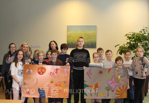Kūrybinių dirbtuvių dalyviai pristato sukurtus piešiniu
