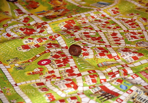 Žaidimas „Raudonkojo žingsniu“