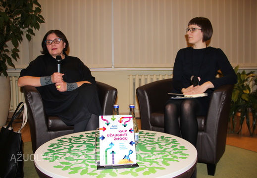 Knygos autorė psichologė Aušra Kurienė ir renginio moderatorė Julija Genienė