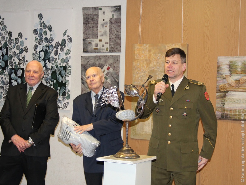 Lietuvos kariuomenės Kauno Įgulos karininkų ramovės, viršininkas, majoras Donatas Mazurkevičius apdovanoja parodos dalyvius