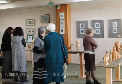 Svečiai apžiūri parodą