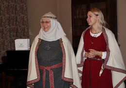 Senovės baltų religinės bendrijos „Romuva“ krivė Inija Trinkūnienė ir ansamblio „Kūlgrinda“ dainininkė Rimgailė Sinkevičienė