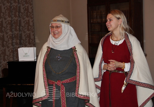 Senovės baltų religinės bendrijos „Romuva“ krivė Inija Trinkūnienė ir ansamblio „Kūlgrinda“ dainininkė Rimgailė Sinkevičienė