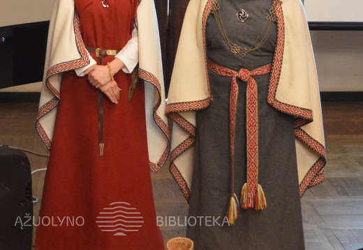  Ansamblio „Kūlgrinda“ dainininkė Rimgailė Sinkevičienė ir Senovės baltų religinės bendrijos „Romuva“ krivė Inija Trinkūnienė