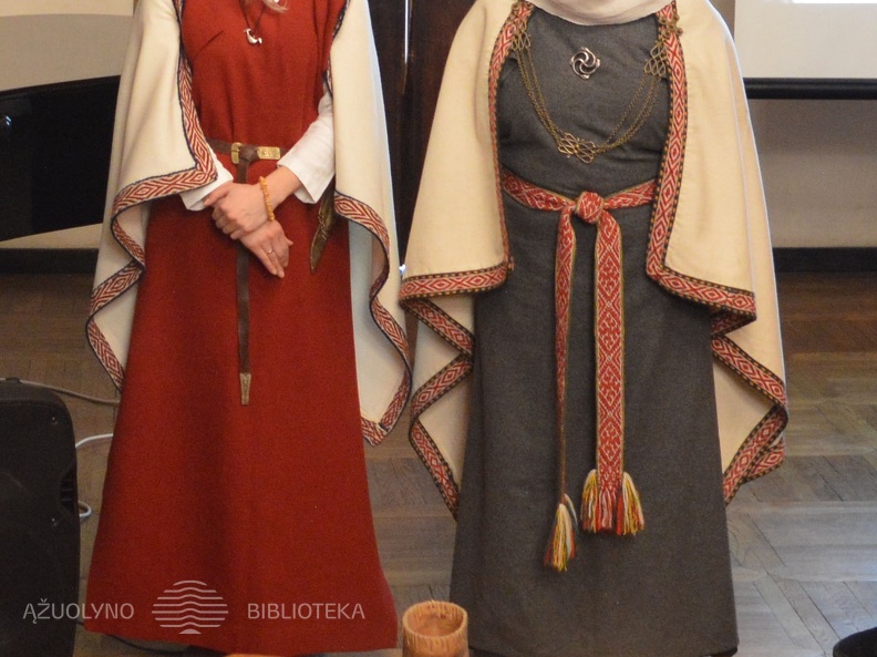  Ansamblio „Kūlgrinda“ dainininkė Rimgailė Sinkevičienė ir Senovės baltų religinės bendrijos „Romuva“ krivė Inija Trinkūnienė