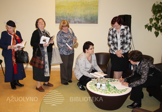 Knygos sudarytojos D. Kazlauskienės autografai aktorės gerbėjoms