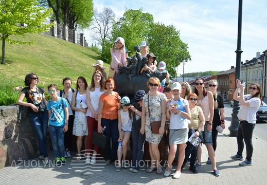 Prie skulptūros „Žemaitijos legendos“