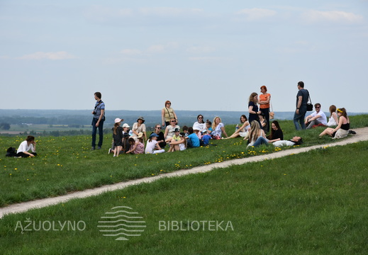 Ant Šatrijos piliakalnio sekėme šiurpes