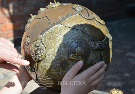 Skulptūra „Žemaitijos gaublys“. Gaublyje pavaizduotos Žemaitijos vietovės atitinka realų žemėlapį, o Telšiai, kaip ir Roma, stovi ant septynių kalvų