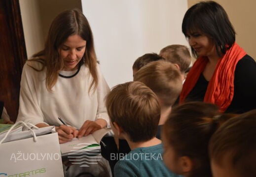 Rašytoja Rebeka Una su jaunaisiais skaitytojais