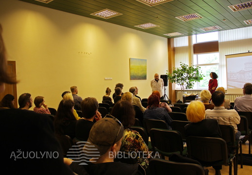 Renginio vedėja Vida Korn ir Dž.Džoiso vertėjas Jeronimas Brazaitis