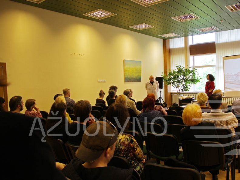 Renginio vedėja Vida Korn ir Dž.Džoiso vertėjas Jeronimas Brazaitis