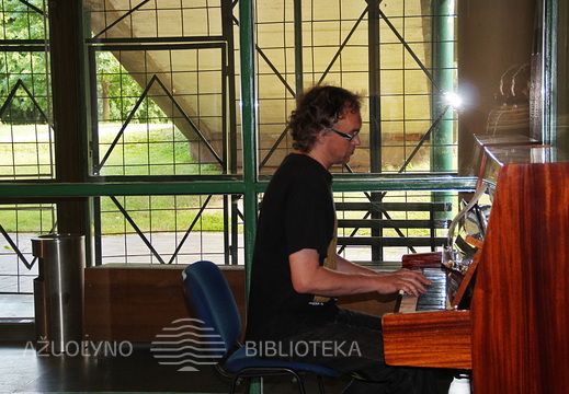 Prie pianino Raimundas Eimuntas