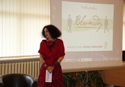 Dž. Džoiso vertėją Jeronimą Brazaitį pristato Skaitytojų aptarnavimo skyriaus bibliotekininkė Vida Korn