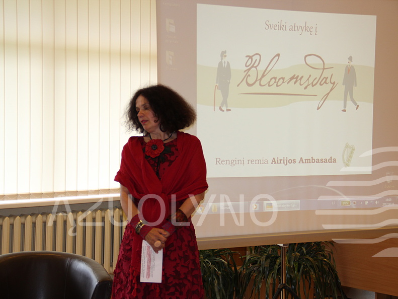 Dž. Džoiso vertėją Jeronimą Brazaitį pristato Skaitytojų aptarnavimo skyriaus bibliotekininkė Vida Korn