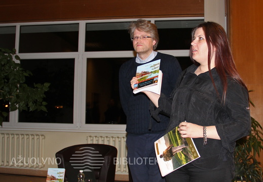 Leidyklos „Aukso pieva“ vadovė Judita Židžiūnienė kalba apie A. Zyko knygą ir pristato  kelionių žurnalą „Keliauk“