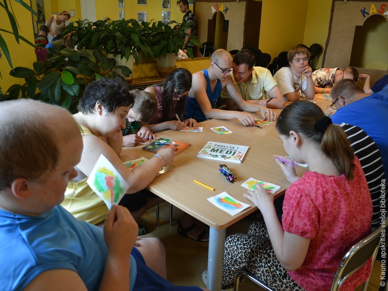 Skaitymai ir kūrybinės dirbtuvės „Gamtos atvirukas“ Kauno neįgaliojo jaunimo užimtumo centre