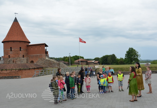Skaitymai „Legendos apie Kauną“ Kauno pilyje ir žaidimai pilies kieme