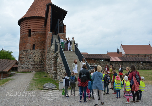 Skaitymai „Legendos apie Kauną“ Kauno pilyje ir žaidimai pilies kieme