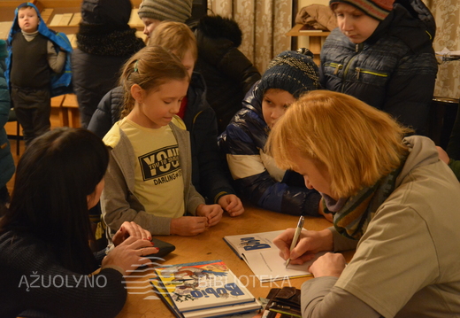 Autorė dalina autografus vaikams