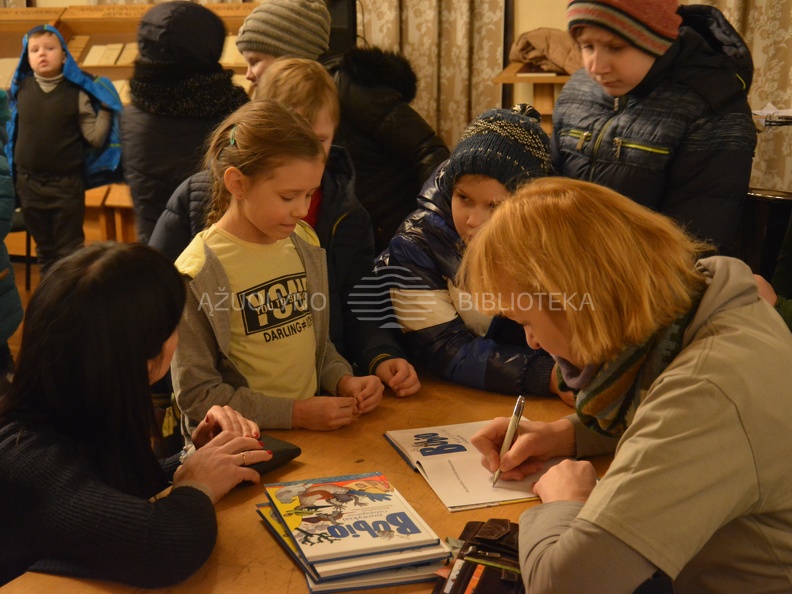 Autorė dalina autografus vaikams