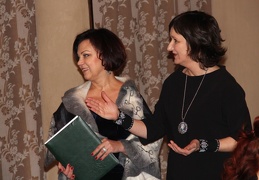 Kauno muzikinio teatro solistė Rita Preikšaitė ir vakaro vedėja, pianistė Šviesė Čepliauskaitė.