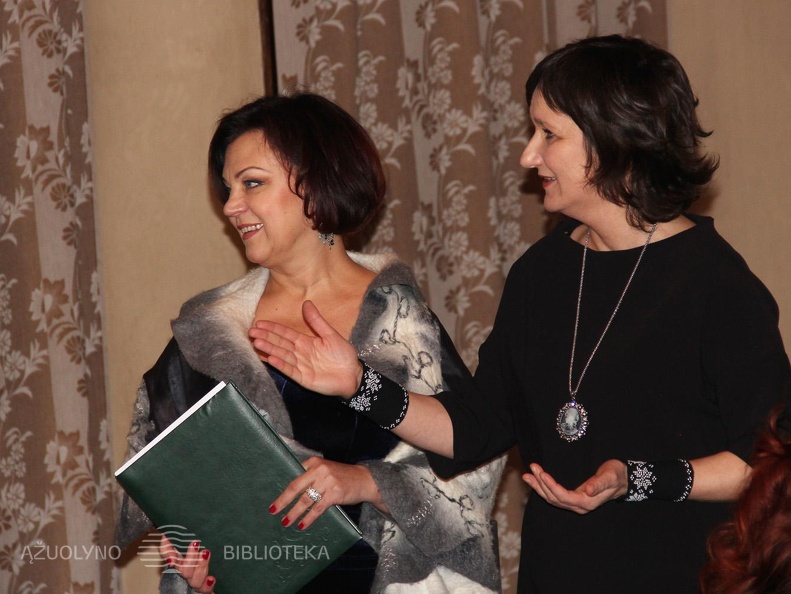 Kauno muzikinio teatro solistė Rita Preikšaitė ir vakaro vedėja, pianistė Šviesė Čepliauskaitė.
