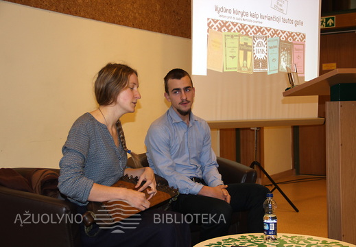 Atlikėjai iš VDU folkloro ansamblio „Linago"