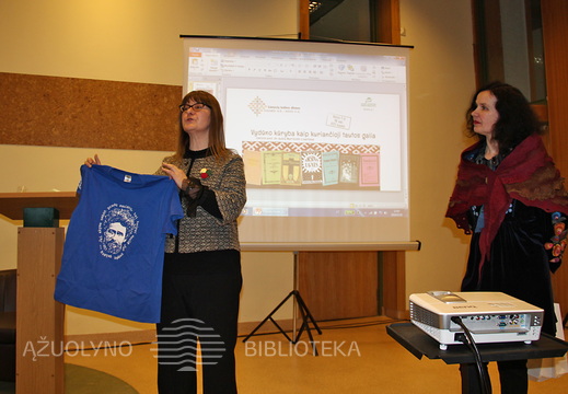 Prof. dr. Aušra Martišiūtė-Linartienė įteikia dovanas