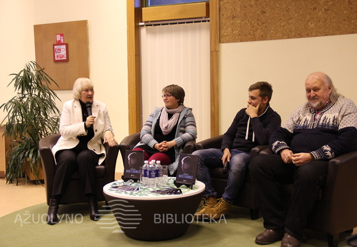 IMG 0753Režisierius Gytis Padegimas, aktorius Dovydas Stončius, Kauno miesto Kamerinio teatro vadovė Jurga Knyvienė, teatrologė Elvyra Markevičiūtė