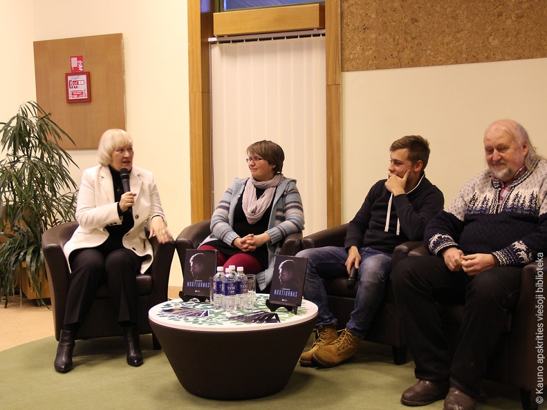 IMG 0753Režisierius Gytis Padegimas, aktorius Dovydas Stončius, Kauno miesto Kamerinio teatro vadovė Jurga Knyvienė, teatrologė Elvyra Markevičiūtė