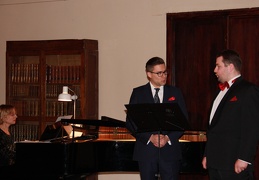 Dainuoja Kauno muzikinio teatro solistai Andrius Apšega ir Povilas Padleckis