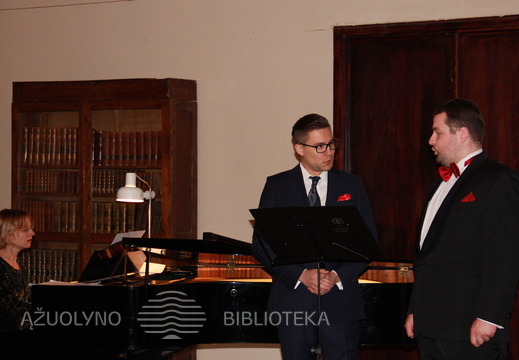 Dainuoja Kauno muzikinio teatro solistai Andrius Apšega ir Povilas Padleckis