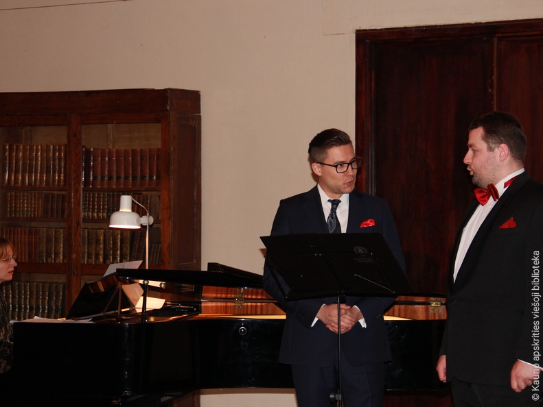 Dainuoja Kauno muzikinio teatro solistai Andrius Apšega ir Povilas Padleckis