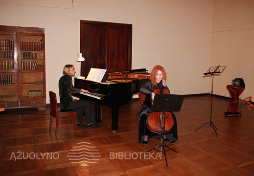 Violončele griežia Asta Krištaponienė, fortepijonu akompanuoja Rūta Blaškytė