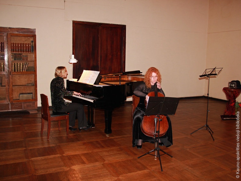 Violončele griežia Asta Krištaponienė, fortepijonu akompanuoja Rūta Blaškytė