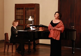 Dainuoja Kauno muzikinio teatro solistė Rita Preikšaitė, fortepijonu akompanuoja Rūta Blaškytė