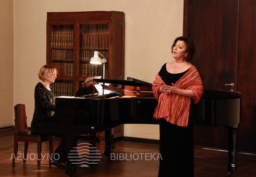 Dainuoja Kauno muzikinio teatro solistė Rita Preikšaitė, fortepijonu akompanuoja Rūta Blaškytė